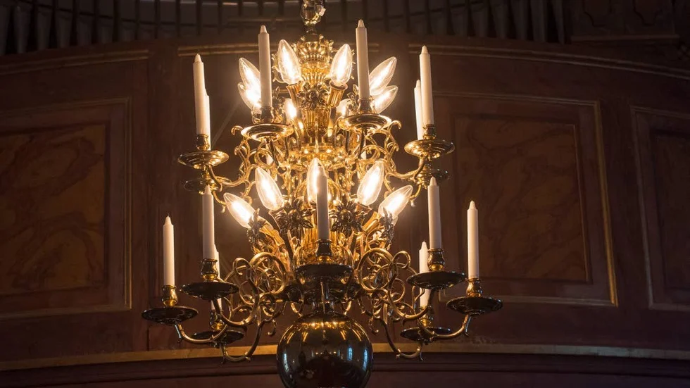 Takkronan i Regna kyrka, som räddades vid branden 1913, kommer säkert att tändas 1 advent.