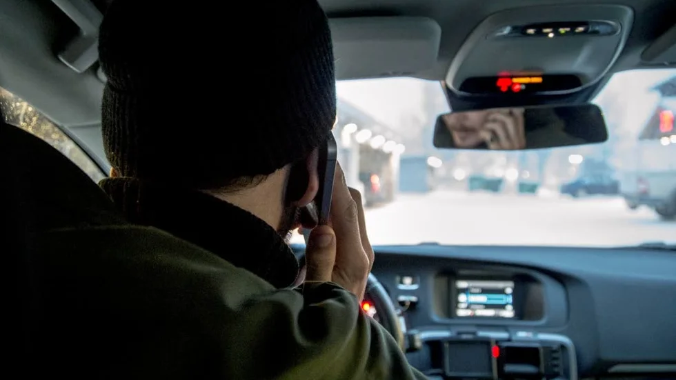 Handsfree. Ska man prata i mobil när man kör så är det handsfree som gäller.