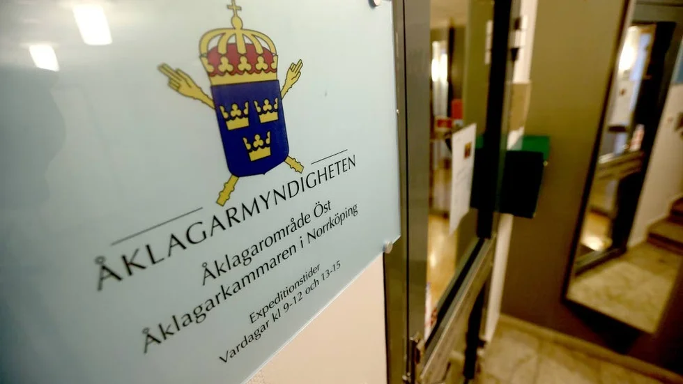 En 22-årig man och en 26-årig kvinna har häktats på sannolika skäl för grov misshandel.