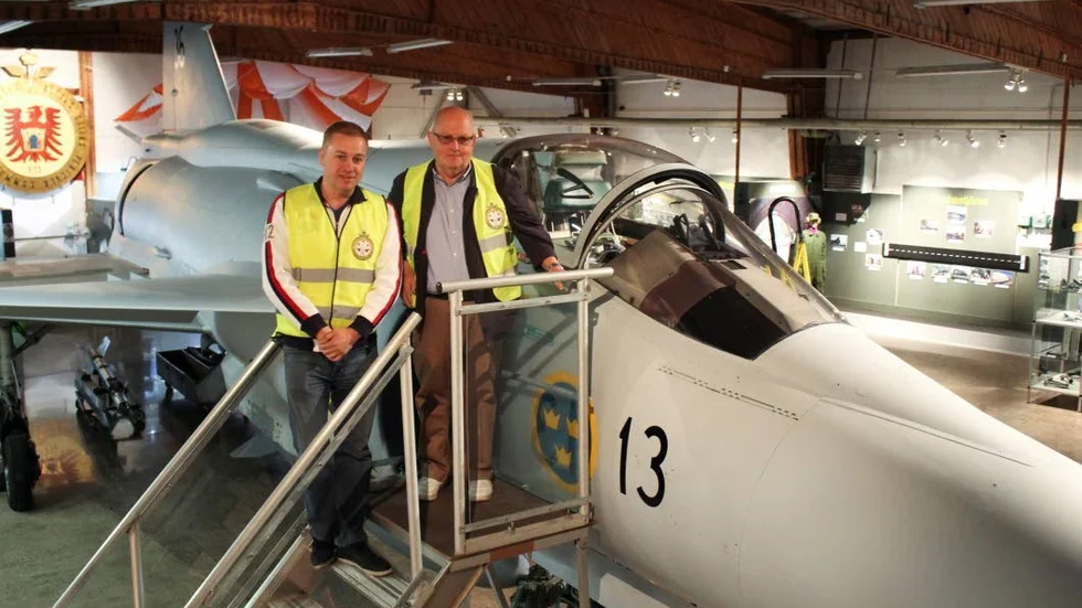 Här ses den Viggen som numera finns på plats på Bråvalla, hos F 13 Kamratförening. På bilden ses Andreas Giselgren och Lars-Erik Karlsson från föreningen.