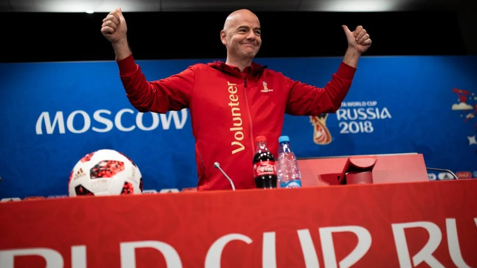 Sticker i ögonen. Att Fifas president   Gianni Infantino, som tjänar många miljoner varje månad, drog på sig en volontärtröja var inget smart drag menar Kenneth Thapper.