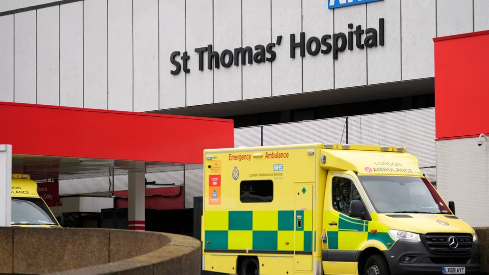 En ambulans utanför Londonsjukhuset St Thomas. Sjukhuset i den brittiska huvudstaden får nu hjälp av militären med bemanning eftersom så många vårdanställda är sjuka eller isolerade i covidpandemin. Arkivbild