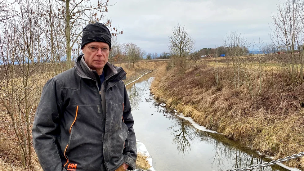 I Mjölnaån, trivs änderna, som kan vara potentiella smittbärare. Samtidigt säger Peter Malmström att det inte går att få bort dem, eller hindra dem från att vara där.