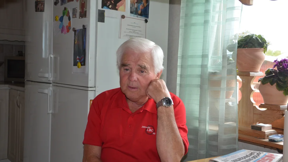 Henry Larsson från Vuollerim lider sedan några år av sviterna efter en stroke och är beroende av sjuktransport, då han har svårt att gå och göra sig förstådd. Henry och hustrun Birgitta berättade i intervjun om många resor som gått snett, och den värsta - när Henry lämnades ensam i kylan på en parkering i Luleå. 