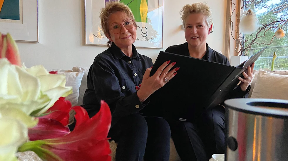 Eva Jaldeland och Karin Wetterstrand, två av grundarna till 100-listan, minns tillbaka med hjälp av klippboken. "Vi är stolta", säger de.