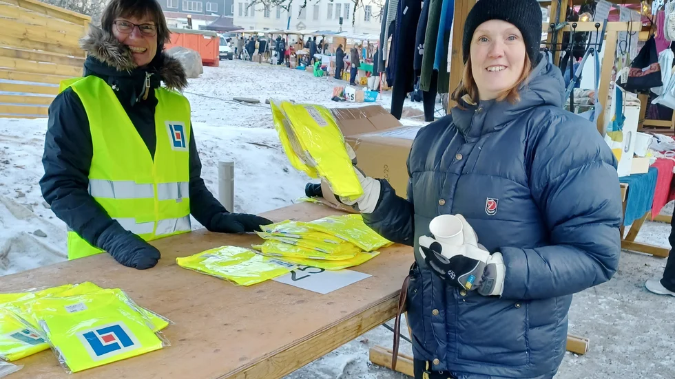 Lena Lundberg delade ut reflexvästar på julmarknaden i Knivsta.
