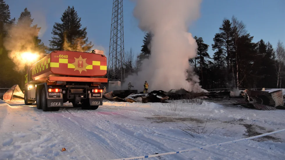 Under natten har fem personer från Kalix räddningstjänst jobbat med att släcka branden. På morgonen var två kvar.