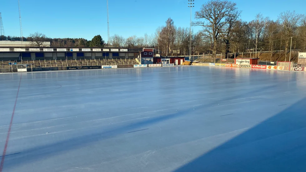 IFK Motalas hemmaborg K bygg arena. Ingen match på tisdagen mot Örebro på grund av sjukdom i hemmalaget. Fyra ledare och en spelare har symptom i IFK-laget.