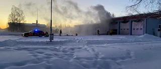 Personbil började brinna i bussgarage i Norsjö – stort pådrag: Räddningstjänst från flera kommuner ryckte ut • ”Gått otroligt bra”