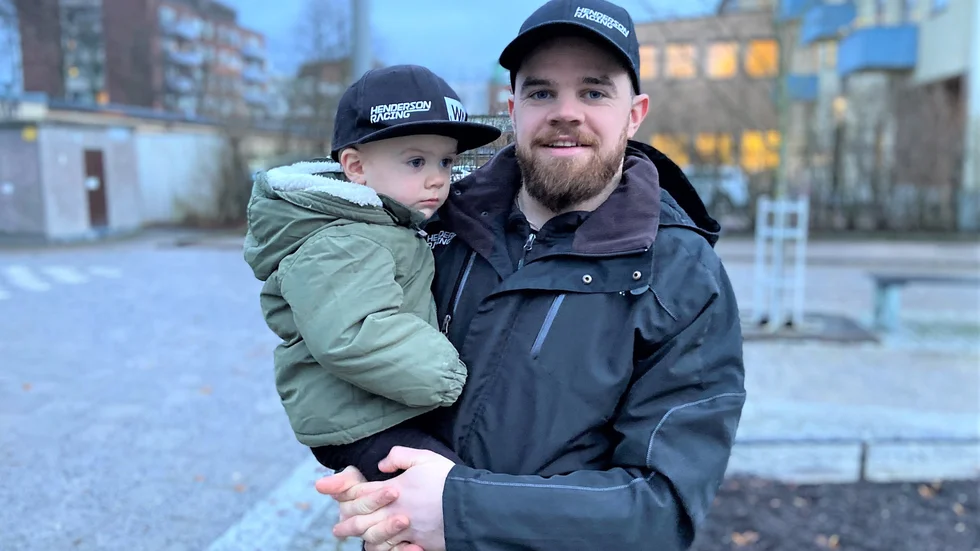 När Daniel Henderson, här med sonen Charlie, kom hem till familjen igen var glädjen enorm och känslorna starka. 