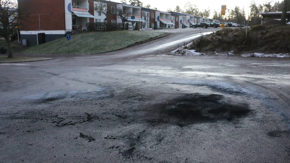 En stor svart sotig fläck, det blev kvar sedan däckresterna städats bort på vändplatsen på Granitvägen, efter nattens däckbränning.