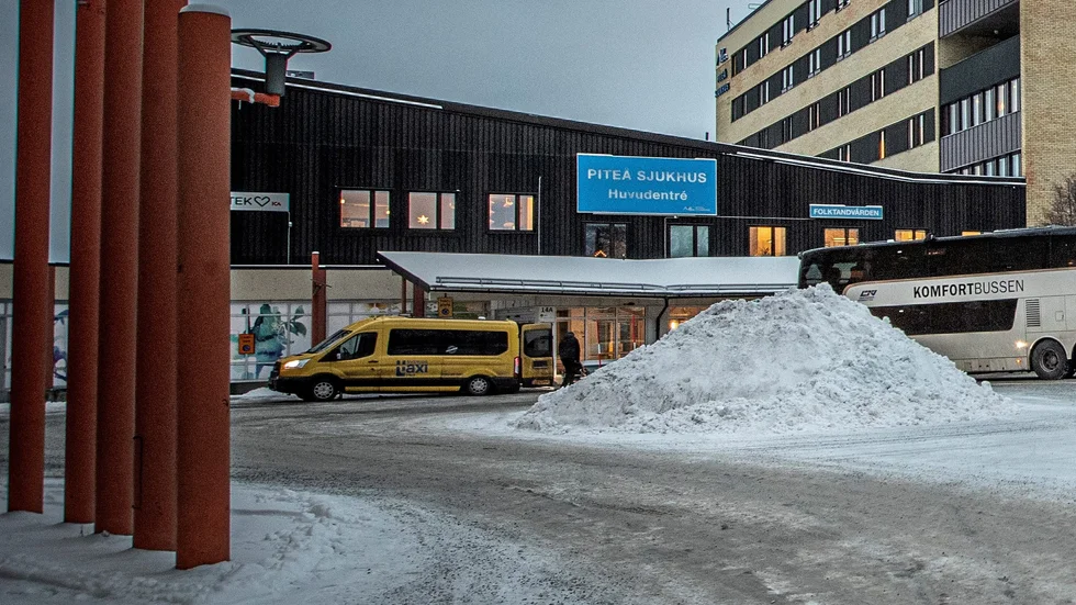 En kvinna i 75-årsåldern blev på onsdagen påkörd av en backande bil utanför sjukhusets entré. (Arkivbild)