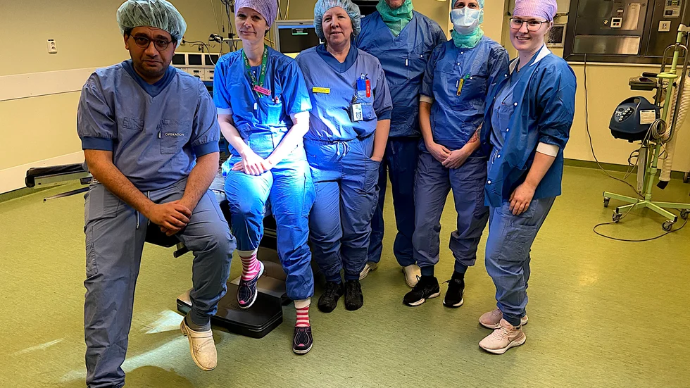 Tammer Hemdan, Kerstin Engdalen, Åsa Eriksson Nordesjö, Robert Wisniewski, Jessica Erkenfalk och Linnea Rilegård är med och betar av köerna till protesoperationerna.
