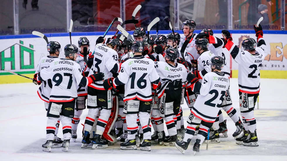Kalix HC jublar efter premiären av allettan.