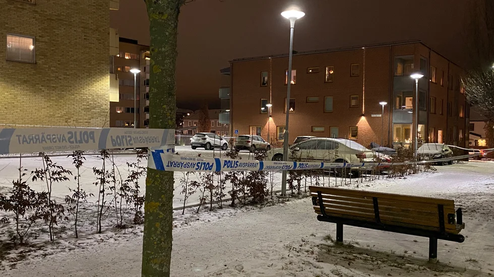 Polisen sköt verkanseld mot den misstänkte knivmannen. Området i centrala Motala spärrades av under sena torsdagskvällen.