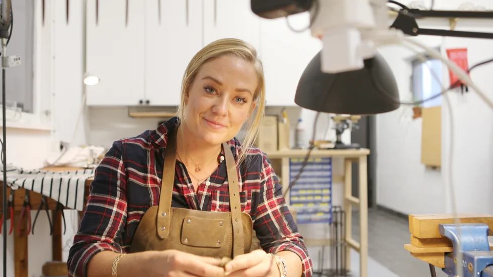 Emma Thorén har alltid velat jobba med något kreativt. Nu har hon lämnat kontorsjobbet och börjat en 2,5 år lång lärlingsutbildning till tennsmed. 