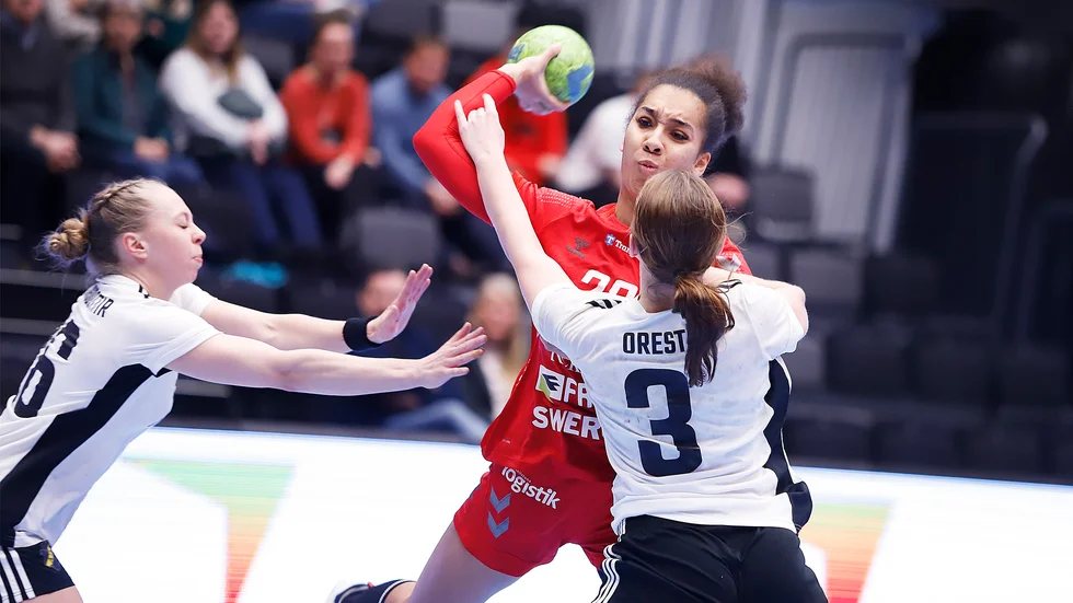 Flavia Johansson och hennes lagkompisar i Guif föll tungt hemma mot AIK under söndagseftermiddagen. 