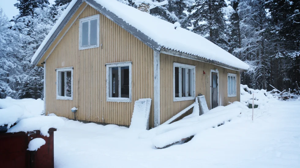 Huset på fastigheten vid Risnäsvägen utanför Svensbyn är ett ruckel som ska rivas, men marken som sträcker sig ner mot Svensbyfjärden kan bli guld värd.
