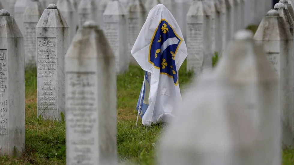 Såren efter Bosnienkriget är ännu inte läkta och även i Norrköping går en misstänkt krigsförbrytare på fri fot. Här från minnesplatsen i bosniska Potocari, där tusentals offer för massakern i Srebrenica ligger begravda.