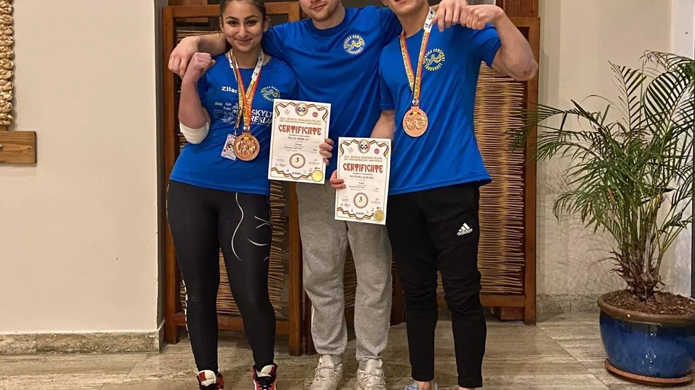 Zilan Mercan, Mujtaba "Muje" Alizada och Linus Knutsson efter helgens tuffa matcher i Bukarest.
