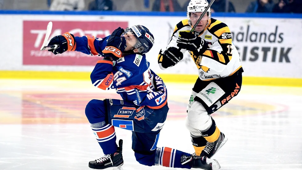 Svår början. Pär Lindholm råkade peta Eric Martinsson i ansiktet med klubban och fick två plus två minuter. Växjö gjorde mål på båda utvisningarna och ledde med 2–0 efter 3.38. Foto: SUVAD MRKONJIC.