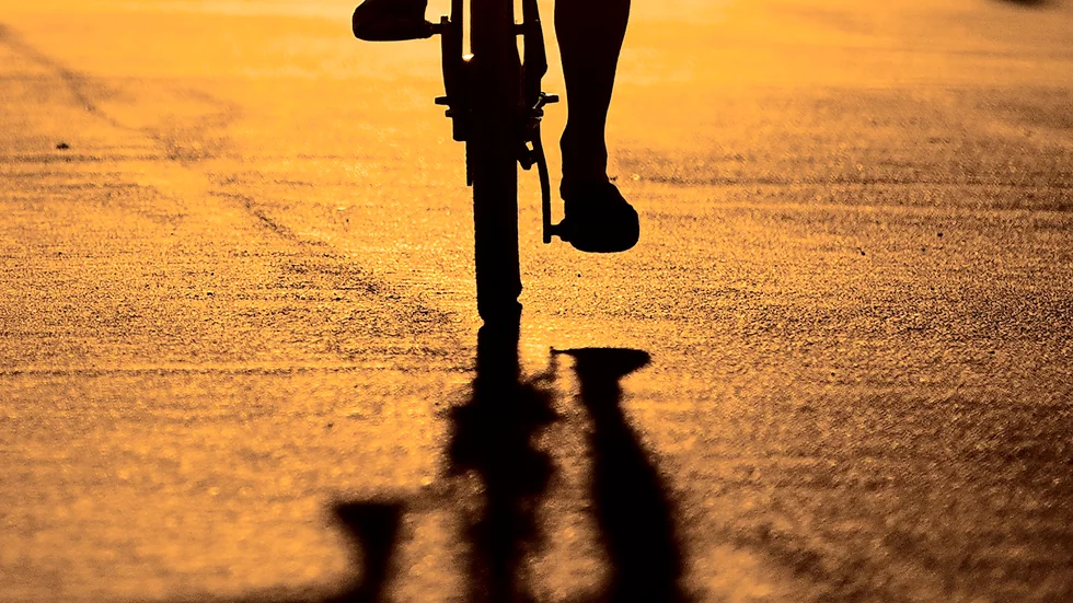 Signaturen Damen med hojen är nöjd med cykelvägarna i kommunen.