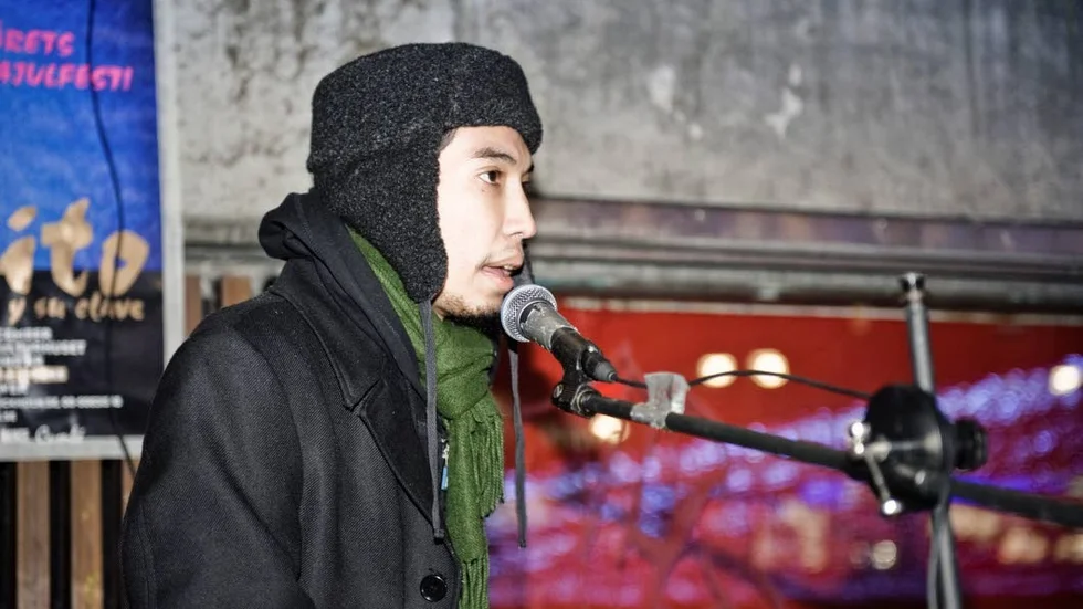 Dunkade i majoritetskulturen. Yasri Khan från Svenska muslimer för fred och rättvisa talar här på en demonstration i Stockholm.