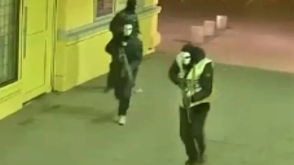Överlagda mord. Två av gärningsmännen från Vårväderstorget i mars 2015 fångades på en övervakningskameras bilder.