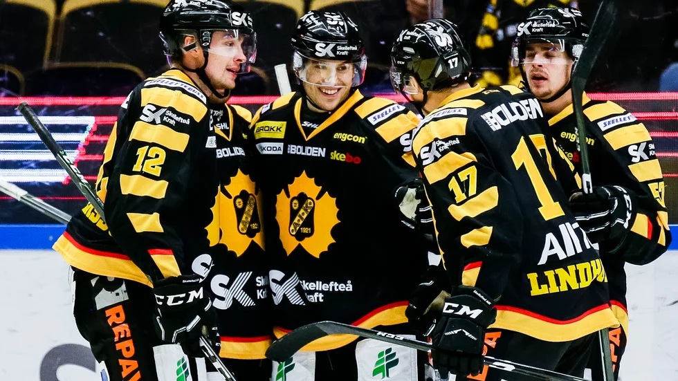 Kyle Cumiskey (mitten) spelade med AIK 2016/17. Här firar han ett mål med Adam Pettersson, Pär Lindholm, och Emil Djuse. 