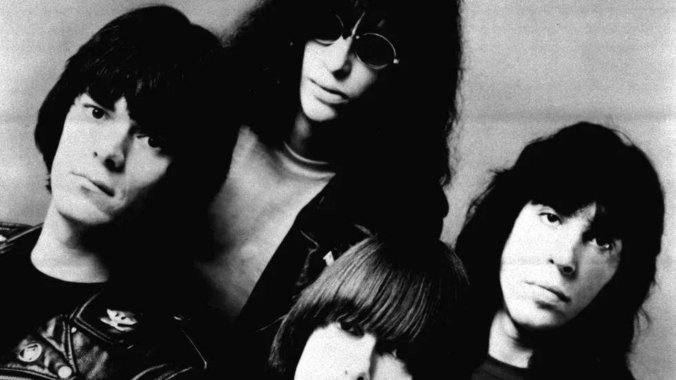 The Ramones jullåt "Merry Christmas, I don't want to fight tonight" (1989) tillhör en av krönikörens favoritjullåtar.