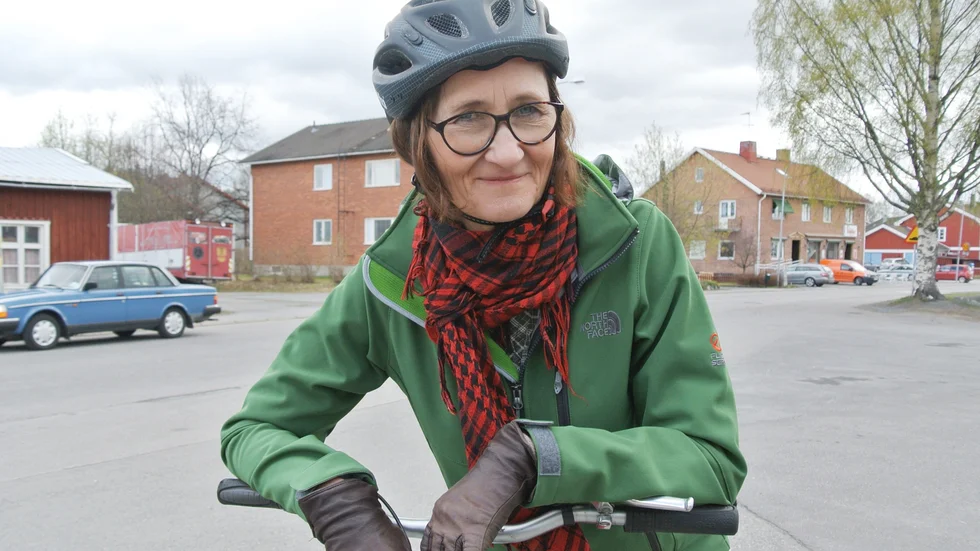 Cyklar gärna. Edith Hult använder sin bil väldigt sällan. Men när hon väl ska köra får gärna andra åka med. Foto: Susanne Lindberg.