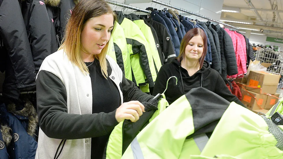 Evelina Berglund, Söderbodan och Camilla Fallebo, Byske, har startat sin shopping.