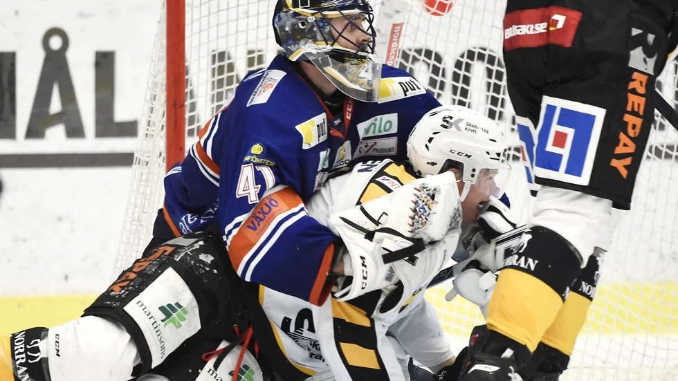 Sitter fast. Patrik Zackrisson har fastnat i greppet hos Växjös duktige målvakt Christopher Nihlstorp.