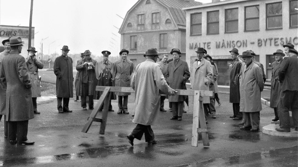 Den 29 oktober 1959 togs Tullbron i bruk. Den, enligt Corren, enkla och flärdfria ceremonin innebar att stadsfullmäktiges ordförande Carl Johansson helt sonika lyfte undan en vägbock.
