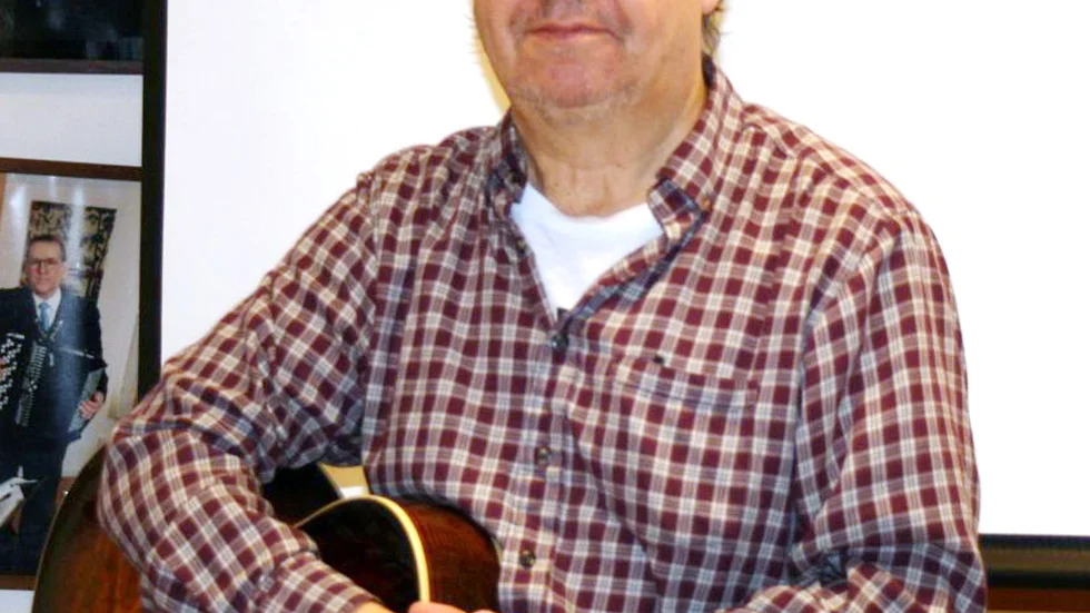 Olav Markstedt. Underhöll med gamla kända låtar.