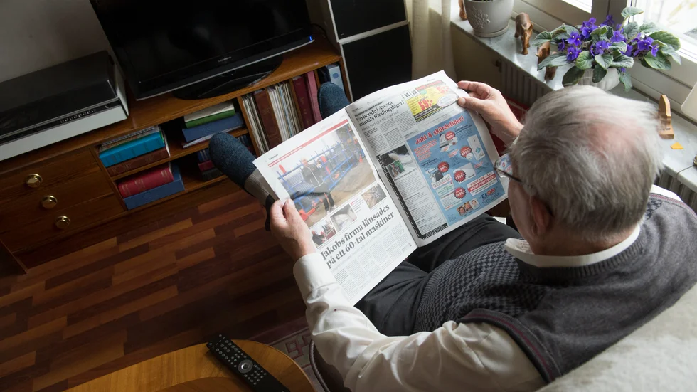 Papperstidningen är en vän, speciellt för många äldre som har svårt att läsa tidningen digitalt, menar insändarskribenten.