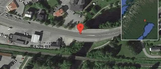 Personbil stillastående på väg 97