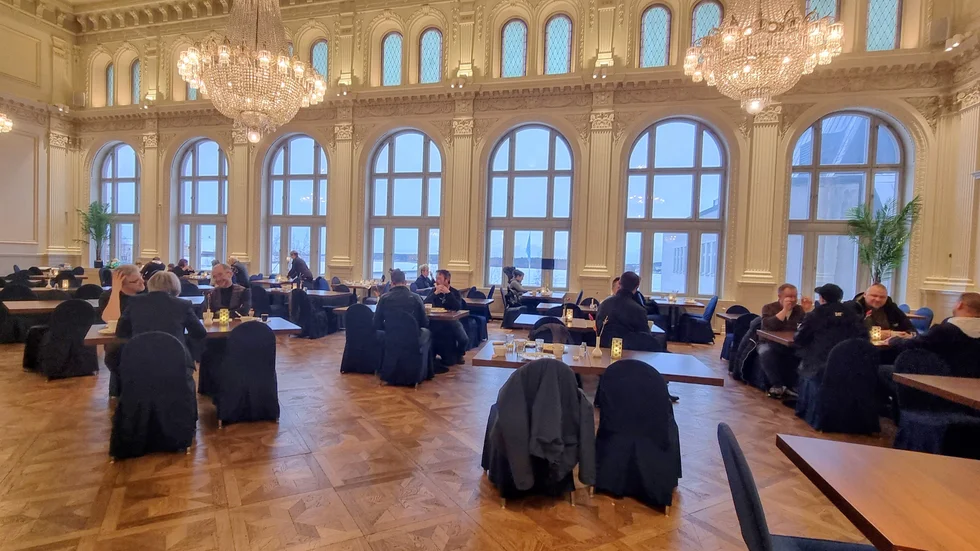 Elite stadshotellets frukost serveras i festivitetslokalen som är storslagen och vacker. 