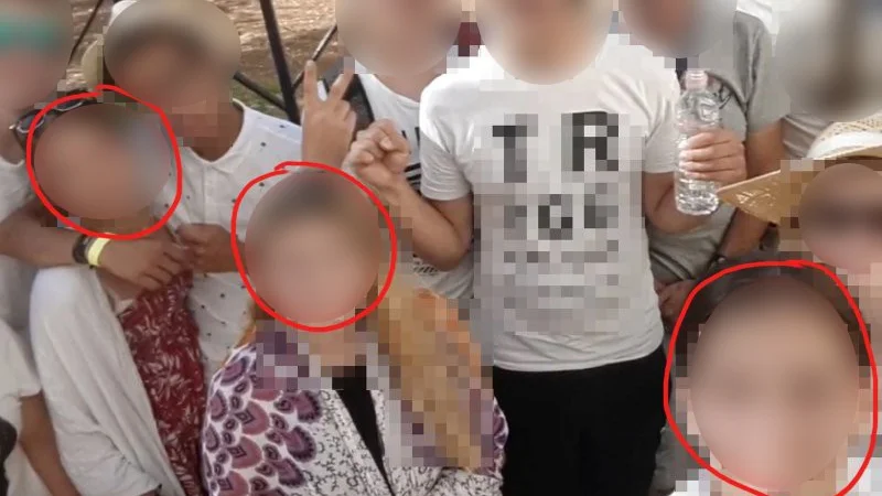 Skärmdump från en youtubefilm som lagts ut av frikyrkan efter pilgrimsresan. Här är biologiska pappans sambo på resa tillsammans med handläggarens fru och dotter. 