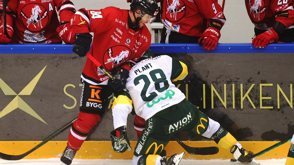 Jimmy Andersson under sin säsongsdebut för Vita Hästen, mot Björklöven där han pangade in två kassar.