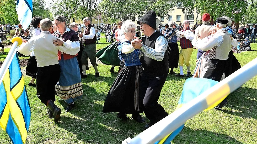 Soldränkt grönska och folkdräkter - då är det sommar i Sverige.