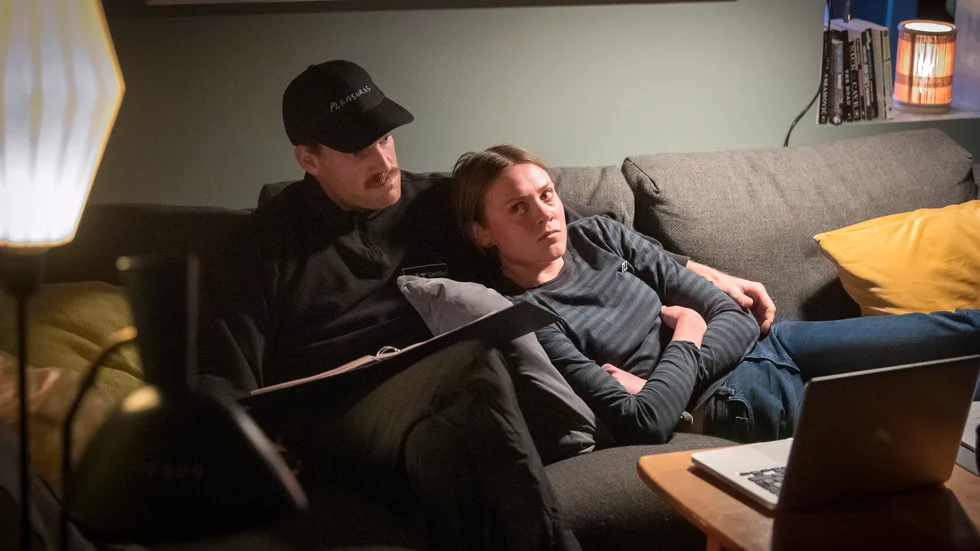 Huvudrollsinnehavarna Viktor Nyström Sköld, som spelar Johan, och Elle Kari Bergenrud, som spelar Johanna, i en scen på en pressträff inför föreställningen "Gasljus: Malmö"