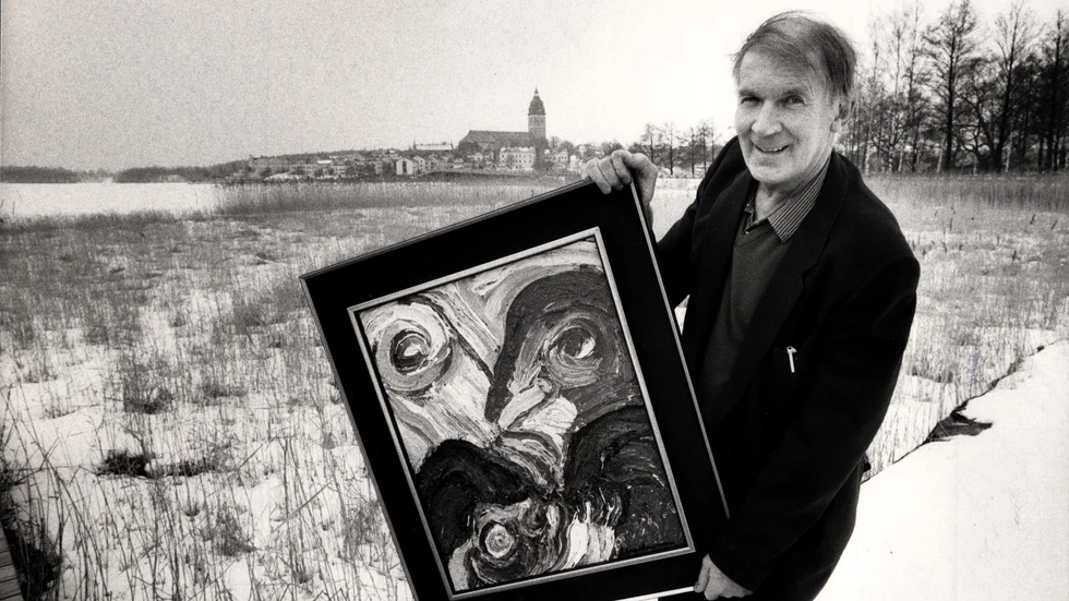 Bengt Lindström med ett av sina verk 1984. Arkivbild.