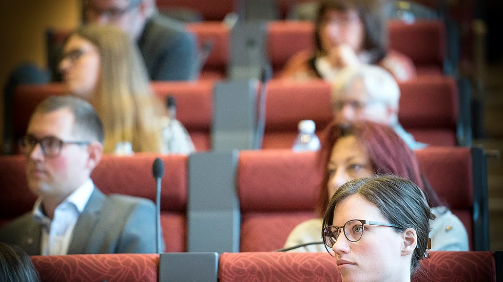 Ansvar. ”Vissa gånger är det tråkiga ärenden som tröskas igenom, men det måste göras”, säger Lova Torstensson, Vänsterpartiet. Foto: Lars Eriksson.