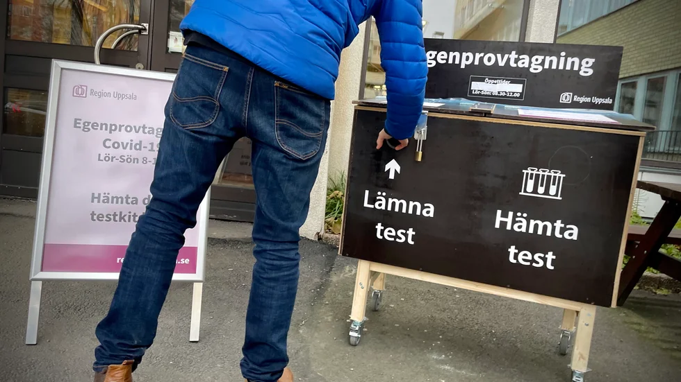 Det är brist på testkit för egenprovtagning av covid-19 i hela regionen. En anledning är att folk tar fler kit än de behöver.