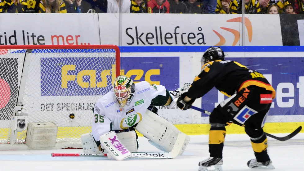 Viktor Arvidsson kvitterar till 1–1 efter en riktig fräckis. Foto: ROBERT GRANSTRÖM / TT.