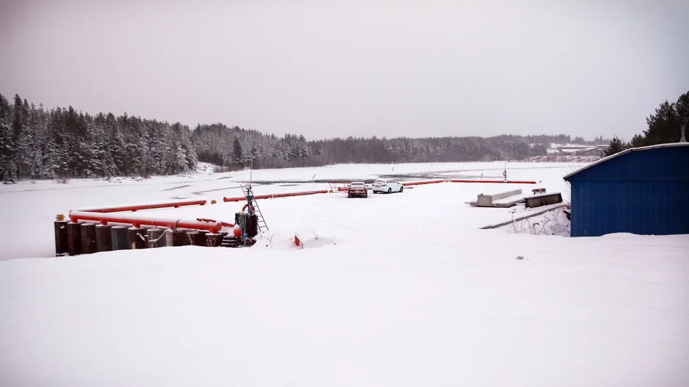 Inte sällan kommer det in stora båtar till Sandholmen där det krävs att Pitsundsbron öppnas.