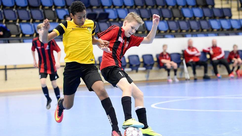 Myckle mot Robertsfors. Abel Bekele, i gult, och Leonard Lycksell, i rödsvart, hade flera tuffa bataljer under matchen. Foto: Carina Kvist.