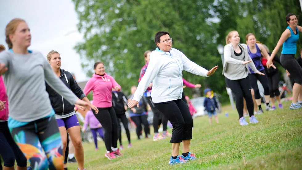 Fokuserad. Anita Häggmark ger allt på det naturliga underlaget. Foto: Carina Kvist.