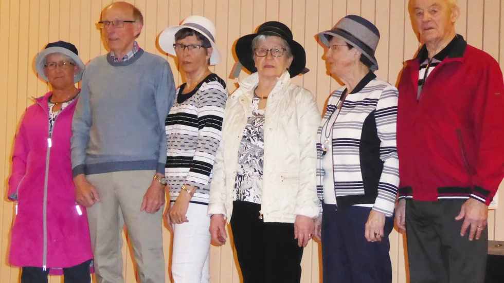 Senior Shop stod för kläderna som visades av fr.v Karin Vikström, Gunnar Wiksten, Ethel Lundgren, Eva Enmark, Britt-Marie Bergh och Martin Asplund. 